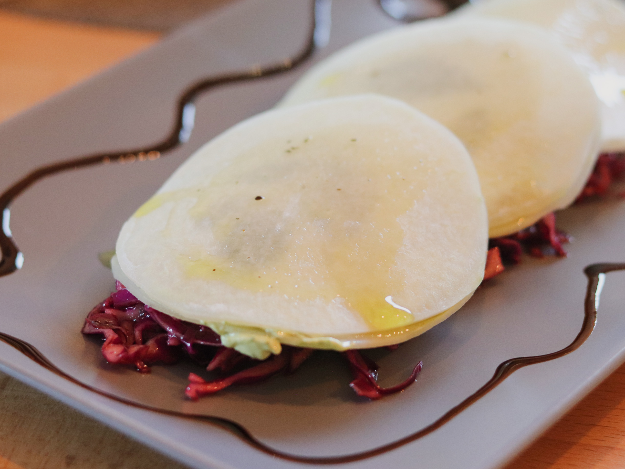 Rohkost-Ravioli mit Rotkrautsalat